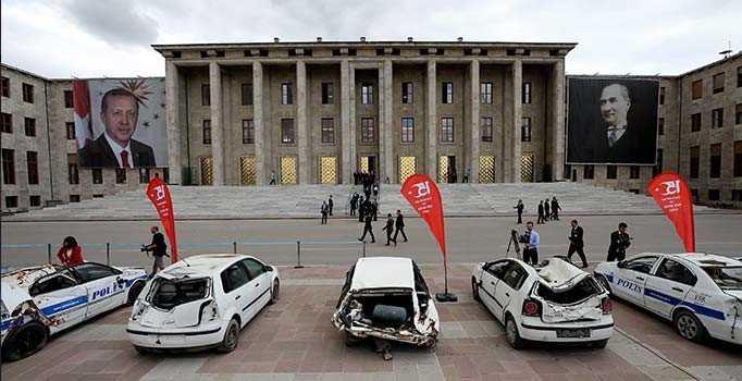 Tankların ezdiği araçlar Meclis'te