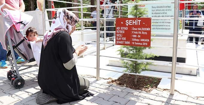Şehit Ömer Halisdemir'in kabrine ziyaretçi akını