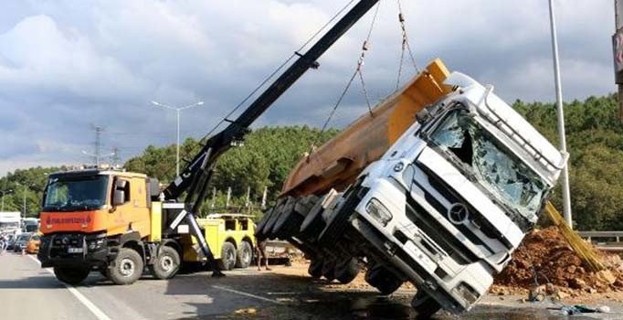 Eyüpsultan'da hafriyat kamyonu devrildi, havalimanı yolunda trafik kilitlendi 