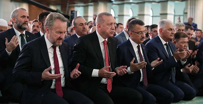 Erdoğan, 15 Temmuz şehitleri için Kur’an-ı Kerim okudu