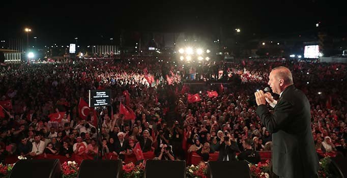 On binlerce vatandaş 15 Temmuz töreni için Atatürk Havalimanı'na akın etti