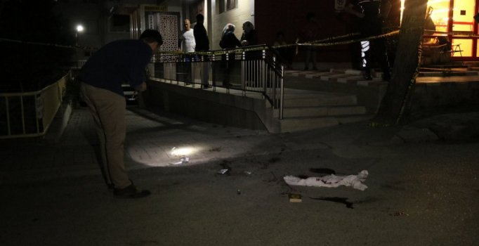 Kız arkadaşını yaralayıp, intihar etti