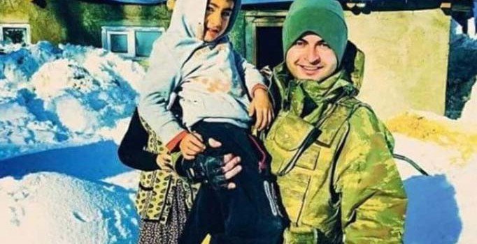 Minik Ayaz ile şehit astsubay aynı karede