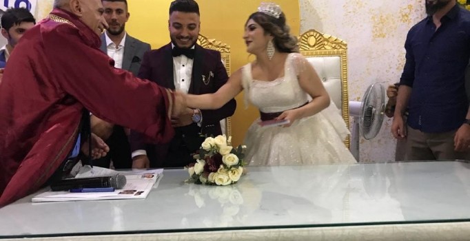 Babasından sonra oğlunun da nikahını kıydı