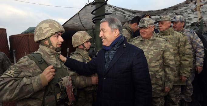 Bakan Akar, Suriye sınırında incelemelerde bulunuyor