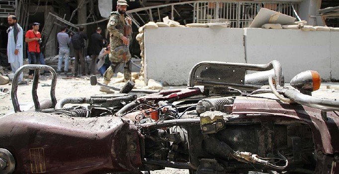 Afganistan'da yola yerleştirilen bomba patladı: 10 ölü