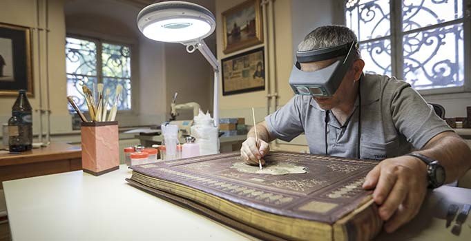 455 yıllık Kur'an-ı Kerim'e restorasyon: Altını balla eziyorum