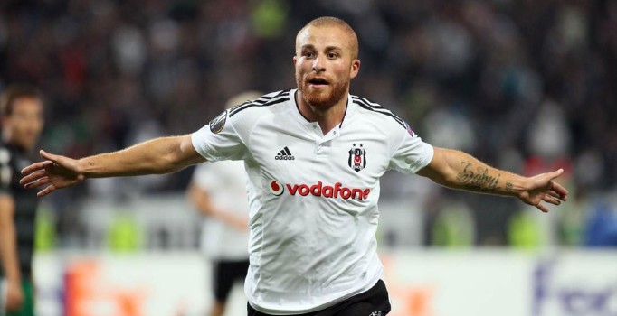 Beşiktaşlı futbolcu Gökhan Töre Premier Lig'e gidiyor
