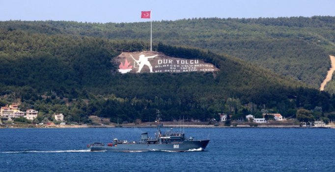 Rus mayın tarama gemisi Çanakkale Boğazı'ndan geçti