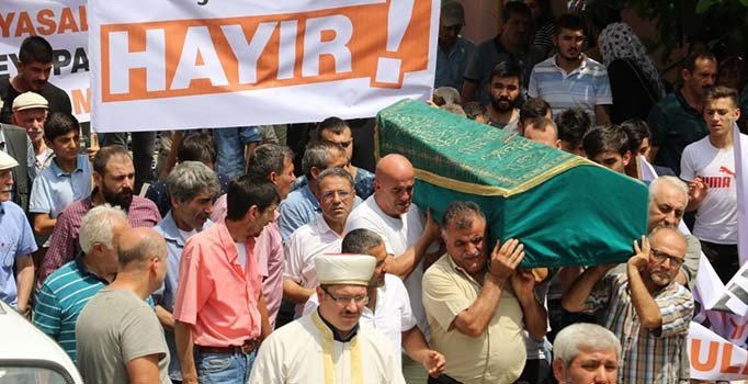 Uyuşturucudan ölen gencin cenazesinde pankartlı tepki