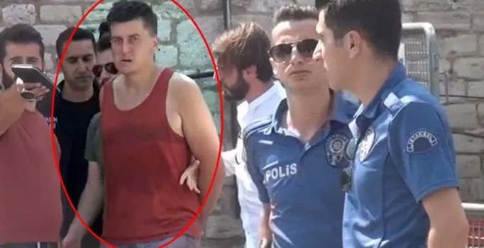 Taksim'de psikolojisi bozuk turist polislerin önünde bağırdı