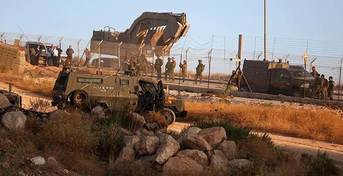 İsrail güçleri Filistinlilerin evlerini yıkmaya başladı