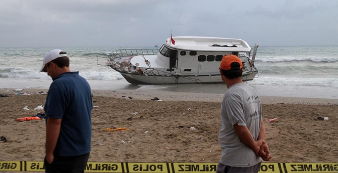 Alanya'da 154 kaçak göçmeni taşıyan tekne karaya oturdu