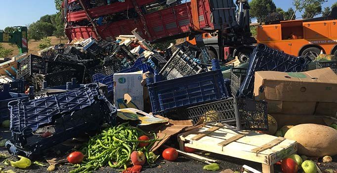 TEM'de kamyon devrildi; Tonlarca meyve sebze yola saçıldı