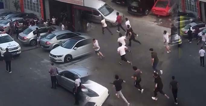 İstanbul'da bir iş yerini basan öfkeli grup camı çerçeveyi indirdi