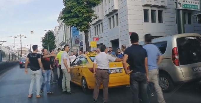 İstanbul'da bir taksici, yolcusuna bıçak çekti