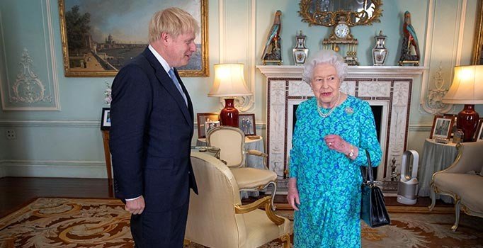 Boris Johnson'a hükümeti kurma görevi verildi