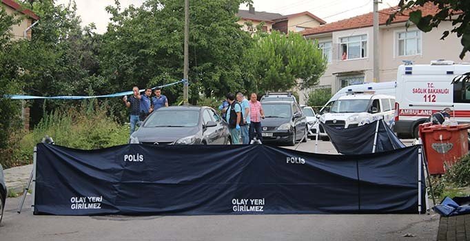 Derince'de eski koca dehşeti! Boşandığı eşine yolda kurşun yağdırdı