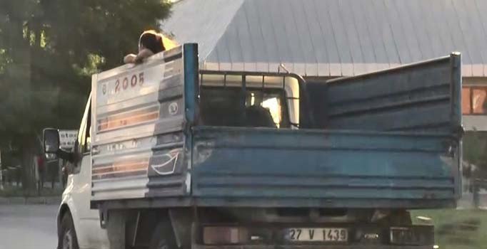 Kamyonet arkasındaki tehlikeli yolculuk: Kızının canını hiçe saydı