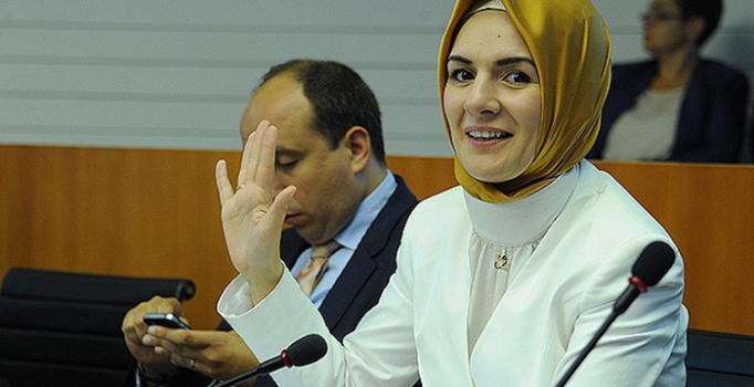 Başörtülü Türk Vekil Özdemir partisinden ihraç edildi