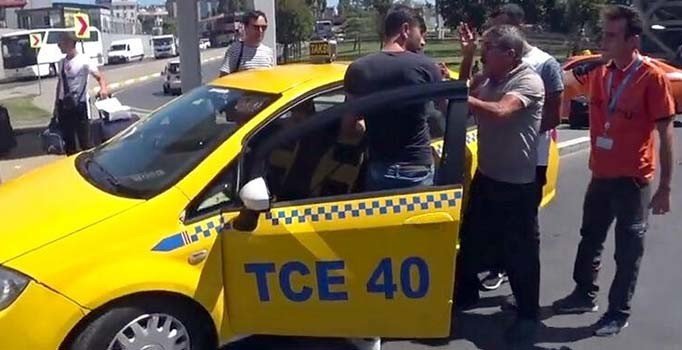 Taksicilerin sıra kavgası kask kamerasında