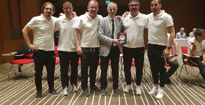 Futbol antrenörlerine kalp masajı eğitimi