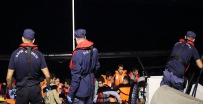 Balıkesir'de lastik botta 34 kaçak göçmen yakalandı