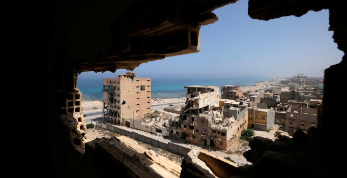 Hafter güçleri Trablus'ta 2 ambulansı vurdu