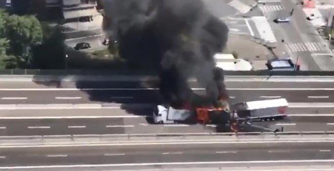 İtalya’da feci kaza: Yakıt tankeri otoyolda patladı