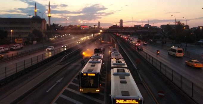 Metrobüsün motor kısmında yangın çıktı