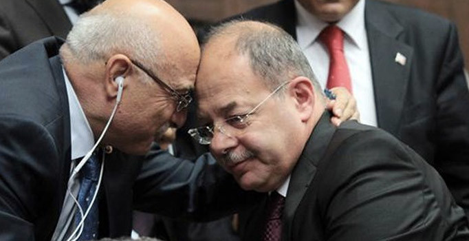 Recep Akdağ ile Faruk Özlü Bakan olduklarını grup toplantısını beklerken öğrendiler