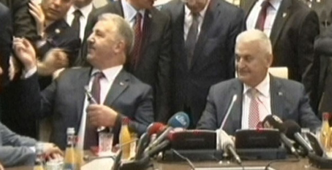 Başbakan Binali Yıldırım görevini Ahmet Arslan'a devretti