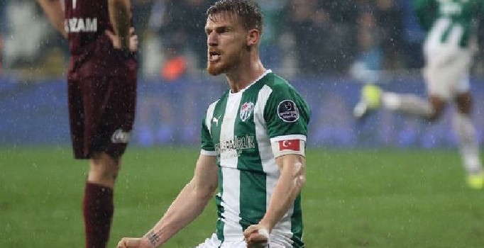 Serdar Aziz’in Beşiktaş’ta oynamak istediğini söylediği iddia edildi