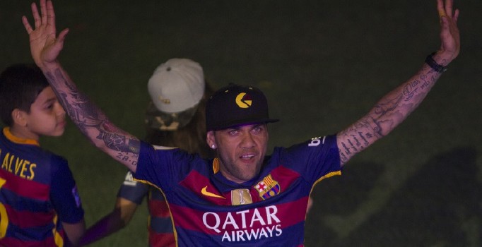 Dani Alves, dünya futbolu efsanesi Pele'yi eleştiri yağmuruna tuttu