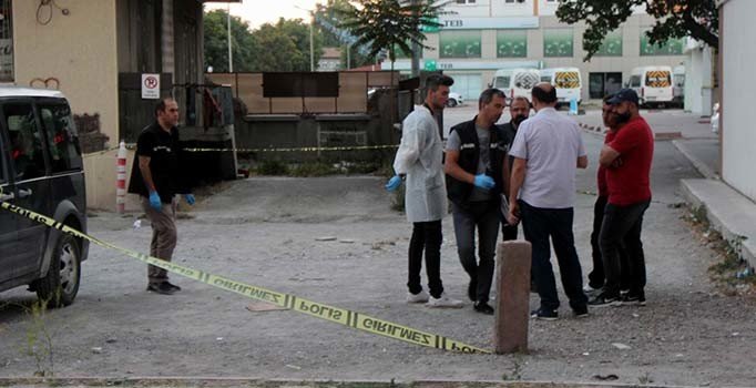 Kadına sokak ortasında kanlı infaz