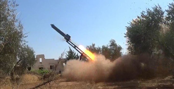 Husilerden Yemen ordusuna ait kampa füze saldırısı