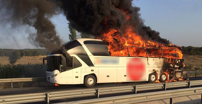 Manisa'da yolcu otobüsü alev aldı