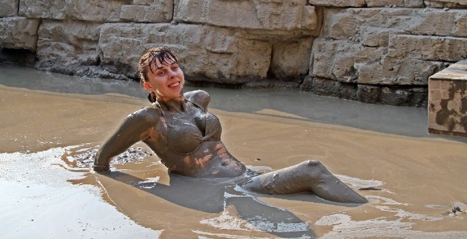 Ruslar çamur banyosu ve köpük partisiyle stres attı