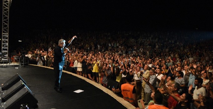 Ayvalık’ta “Livaneli” sevgisi