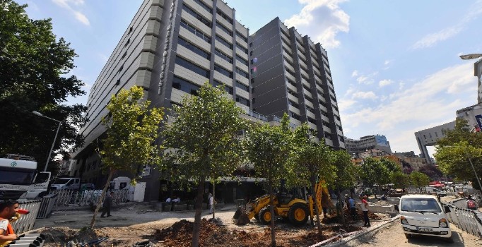 Kızılay’ın en büyük yaya bölgesi olarak bilinen Sakarya caddesi’nde kaldırım, bakım ve onarım çalışmaları tüm hızıyla devam ediyor