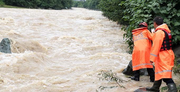 Rize'yi şiddetli sağanak vurdu, 1 kişi sele kapıldı