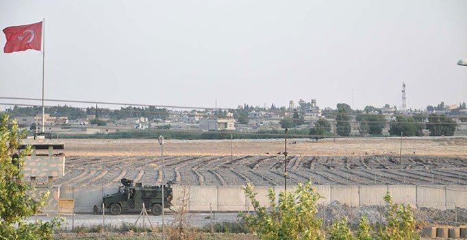 Terör örgütü PKK/PYD sınırdaki bez parçalarını indirdi