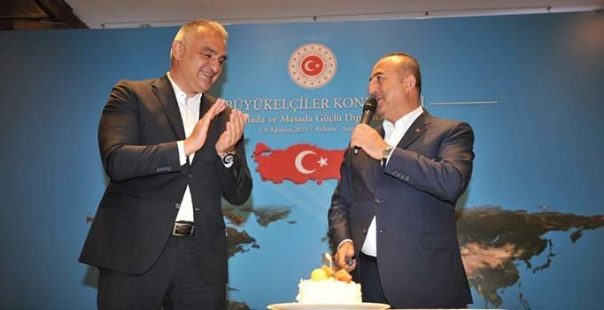 Bakan Ersoy'dan Çavuşoğlu'na doğum günü sürprizi