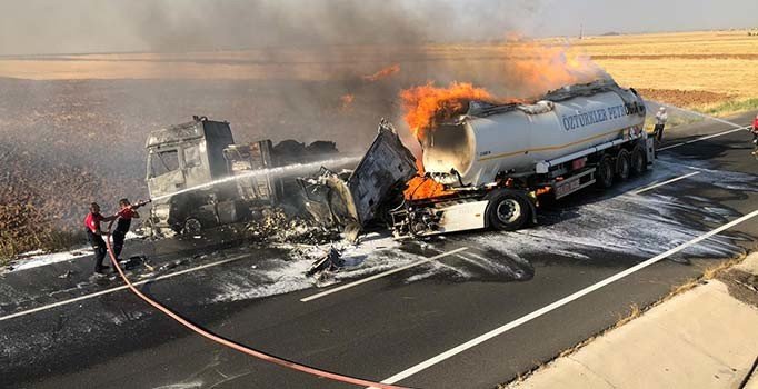 Mardin'de yakıt yüklü tanker TIR'la çarpıştı