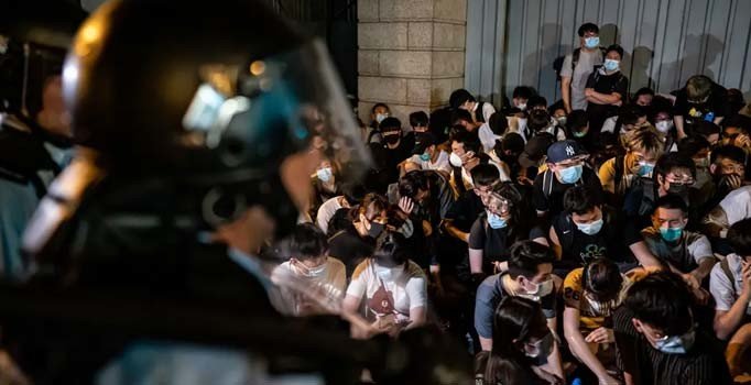 Çin'den 'Hong Kong'da yaşanan 22 yılın en büyük krizi' uyarısı