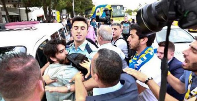 Fenerbahçeli taraftarlar Galatasaray atkısı açan o kişiye saldırdı