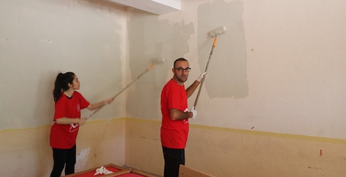 Önce okulu boyadılar, sonra göbek attılar