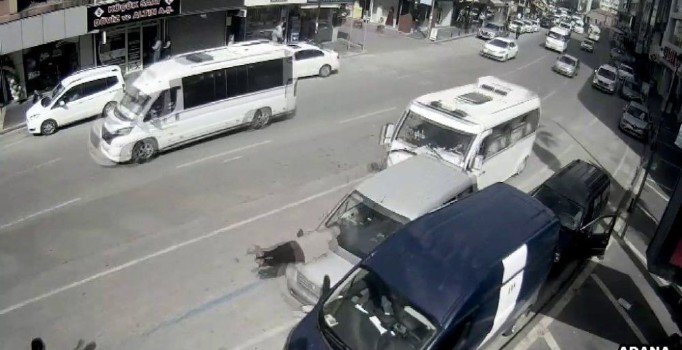 Adana'da duran araç vatandaşa çarptı