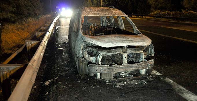 Adana'da park halindeki araç yandı