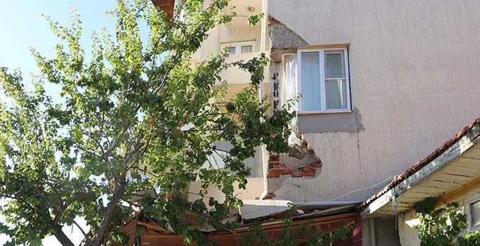 Denizli'de ihbara giden itfaiye eri, eşi ve iki çocuğunu kurtardı